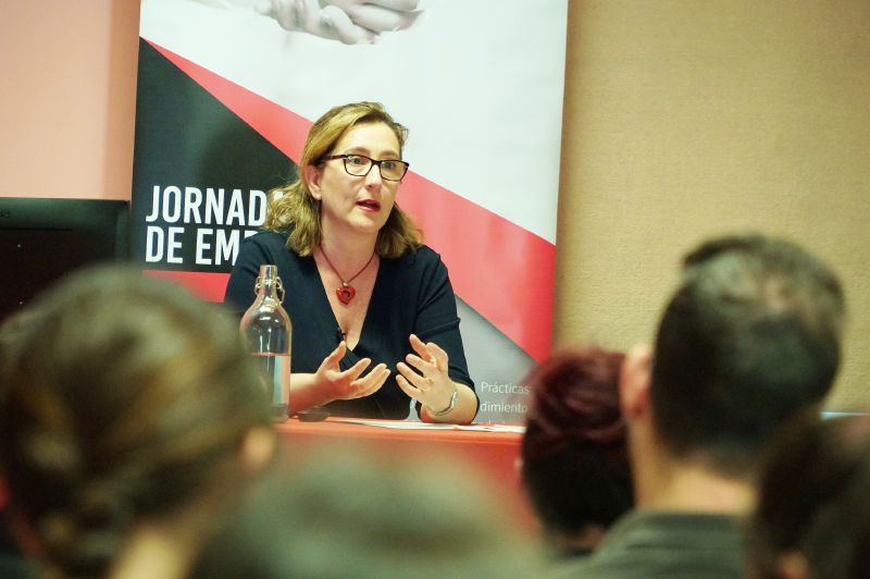 Mujer hablando en publico jornadas empleo