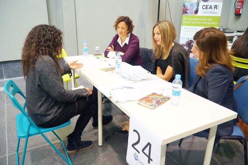 Tres mujeres entrevistando a una chica Empleoweekend