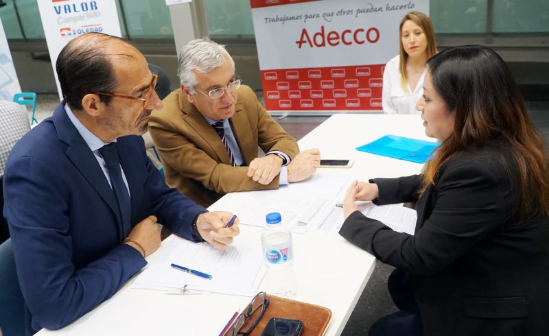 Dos hombres entrevistando a una mujer otra observando Emprendeweekend